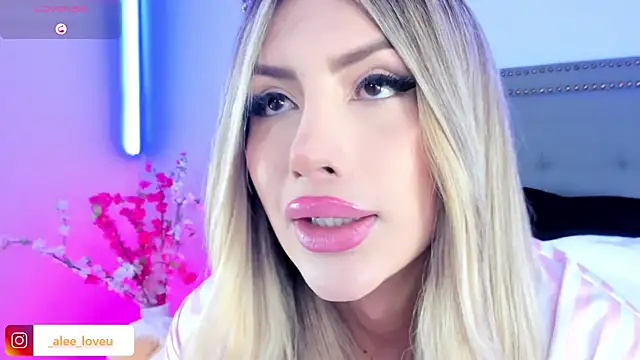 Snapshot of ale_lovee chatting on 10-17-25, 01:09 ale lovee online show from 10-17-25, 01:09