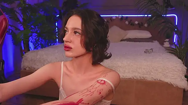 Snapshot of Devilinee chatting on 11-16-25, 06:19 Devilinee online show from 11-16-25, 06:19