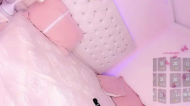 Snapshot of Michell_simons chatting on 12-14-25, 07:51 Michell simons online show from 12-14-25, 07:51