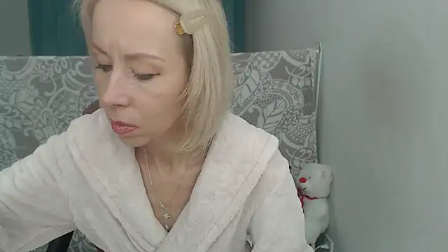 LuxuryNika online show from 11-23-25, 04:51