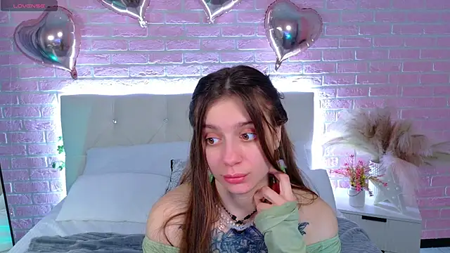 Eille Elfie online show from 11-18-25, 05:56