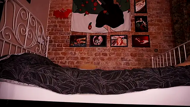 Snapshot of Evelively chatting on 11-06-25, 02:45 Evelively online show from 11-06-25, 02:45