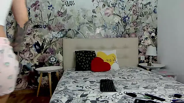 RoseDiamond06 online show from 10-25-25, 06:46