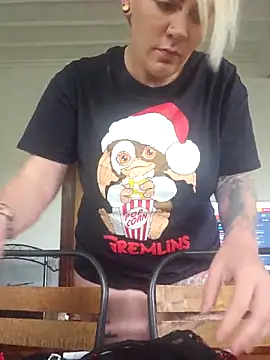 Snapshot of PinkTheHawk chatting on 11-14-25, 01:04 PinkTheHawk online show from 11-14-25, 01:04