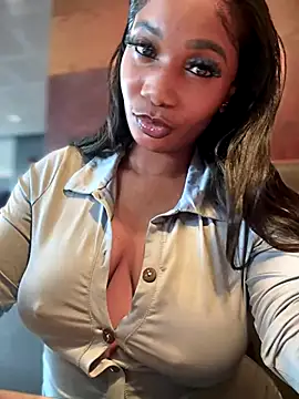 Snapshot of __Nessa__ chatting on 10-12-25, 11:20 Nessa online show from 10-12-25, 11:20