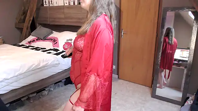 MissGirly online show from 12-16-24, 01:11
