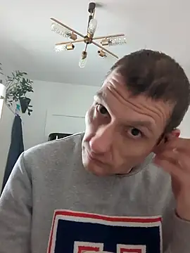 Snapshot of maciej chatting on 12-14-25, 12:10 maciej online show from 12-14-25, 12:10