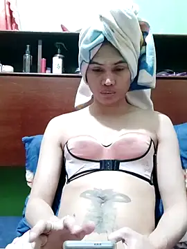 QueenSoreal online show from 12-05-25, 01:09