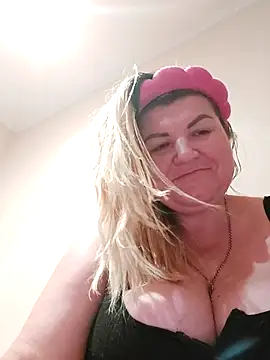 Snapshot of VeronikaBless chatting on 09-15-25, 12:32 VeronikaBless online show from 09-15-25, 12:32