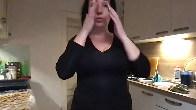 Viola Beck online show from 12-21-25, 04:58