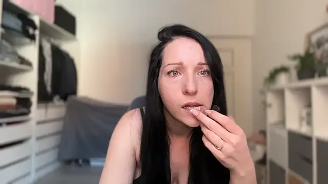 Viola Beck online show from 02-15-26, 10:58