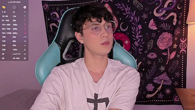 Snapshot of LeaneSeb chatting on 12-13-24, 11:17 LeaneSeb online show from 12-13-24, 11:17