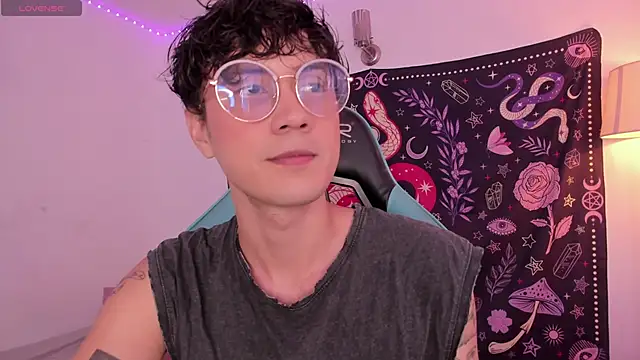 Snapshot of LeaneSeb chatting on 12-14-24, 08:18 LeaneSeb online show from 12-14-24, 08:18