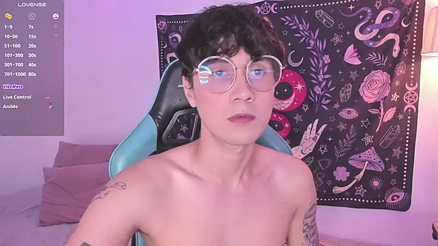 Snapshot of LeaneSeb chatting on 12-15-24, 10:58 LeaneSeb online show from 12-15-24, 10:58