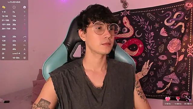 Snapshot of LeaneSeb chatting on 12-16-24, 03:08 LeaneSeb online show from 12-16-24, 03:08