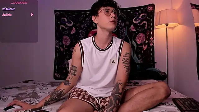 Snapshot of LeaneSeb chatting on 12-19-24, 04:57 LeaneSeb online show from 12-19-24, 04:57