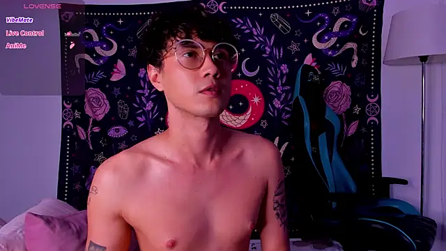 Snapshot of LeaneSeb chatting on 12-20-24, 01:54 LeaneSeb online show from 12-20-24, 01:54