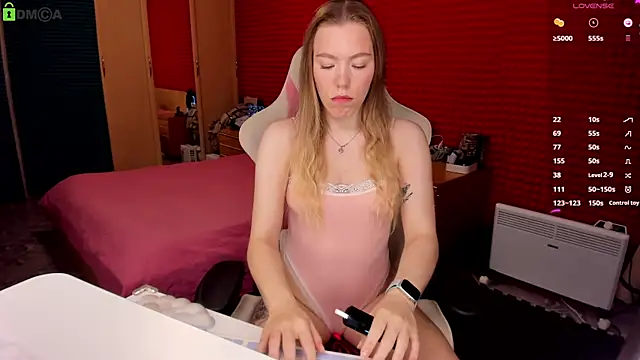 Snapshot of KinsleyHottie chatting on 11-15-25, 08:27 KinsleyHottie online show from 11-15-25, 08:27