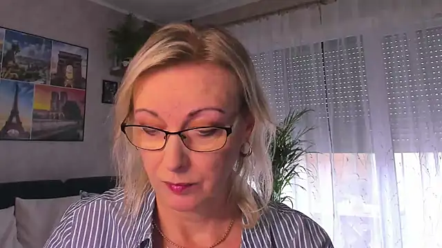 vanessa chat online show from 10-16-25, 01:23