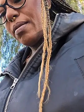 Snapshot of DarkDea chatting on 11-30-25, 01:37 DarkDea online show from 11-30-25, 01:37