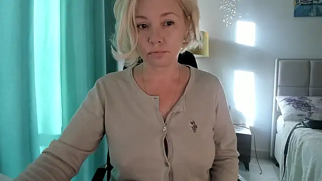 Snapshot of Colette__1977 chatting on 10-15-25, 05:07 Colette 1977 online show from 10-15-25, 05:07