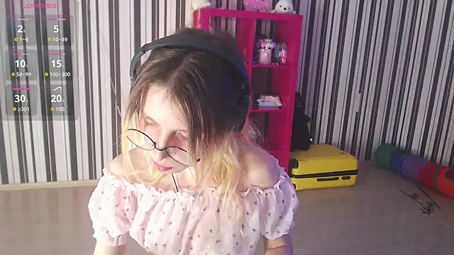 Snapshot of _Hanna_Moon_ chatting on 12-18-24, 07:26 Hanna Moon online show from 12-18-24, 07:26