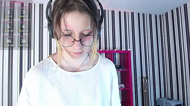 Snapshot of _Hanna_Moon_ chatting on 02-08-25, 07:15 Hanna Moon online show from 02-08-25, 07:15