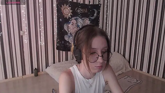 Snapshot of _Hanna_Moon_ chatting on 09-19-25, 09:11 Hanna Moon online show from 09-19-25, 09:11