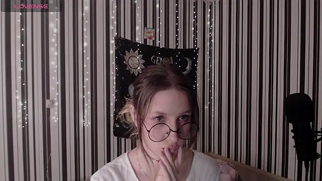 Snapshot of _Hanna_Moon_ chatting on 10-12-25, 01:21 Hanna Moon online show from 10-12-25, 01:21