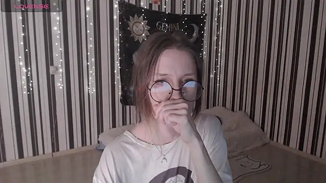 Snapshot of _Hanna_Moon_ chatting on 10-15-25, 10:59 Hanna Moon online show from 10-15-25, 10:59