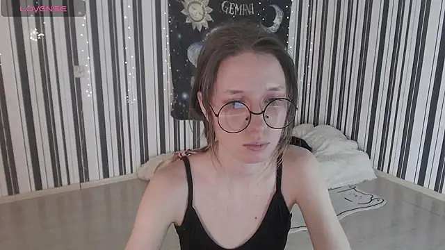 Snapshot of _Hanna_Moon_ chatting on 10-22-25, 10:15 Hanna Moon online show from 10-22-25, 10:15