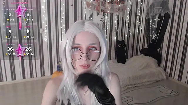 Snapshot of _Hanna_Moon_ chatting on 10-31-25, 01:12 Hanna Moon online show from 10-31-25, 01:12