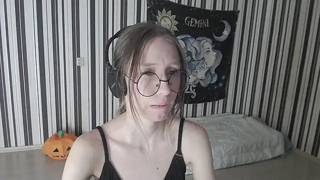 Snapshot of _Hanna_Moon_ chatting on 11-17-25, 06:46 Hanna Moon online show from 11-17-25, 06:46