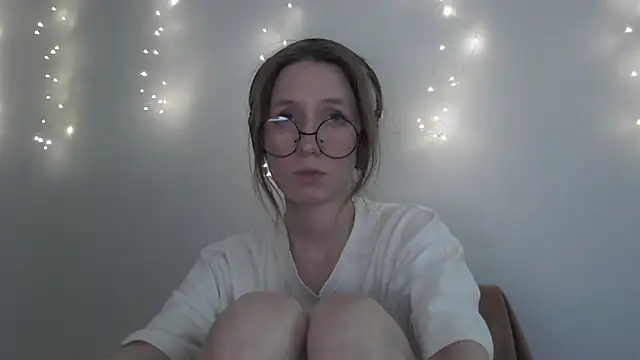 Snapshot of _Hanna_Moon_ chatting on 11-28-25, 11:46 Hanna Moon online show from 11-28-25, 11:46