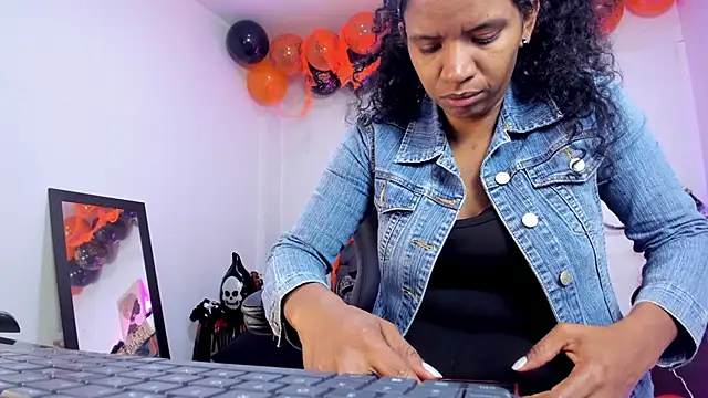 Ellie Alves online show from 10-30-25, 01:01