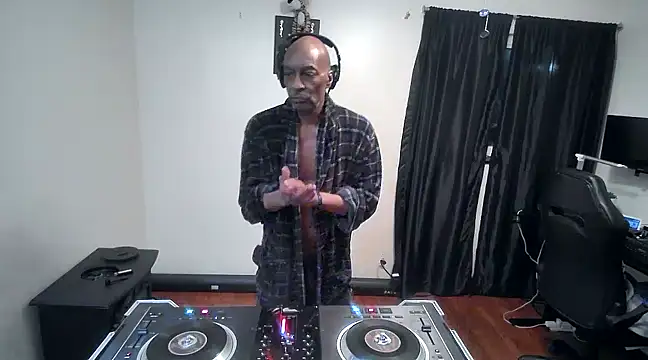 longdick4you8686 online show from 01-07-25, 12:13