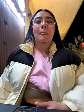 Snapshot of vaneelee chatting on 11-12-25, 04:02 vaneelee online show from 11-12-25, 04:02