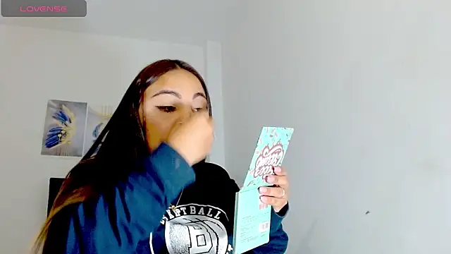 Snapshot of Kylie_loveee chatting on 10-29-25, 12:29 Kylie loveee online show from 10-29-25, 12:29