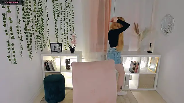 Laly Peach online show from 11-21-25, 04:16