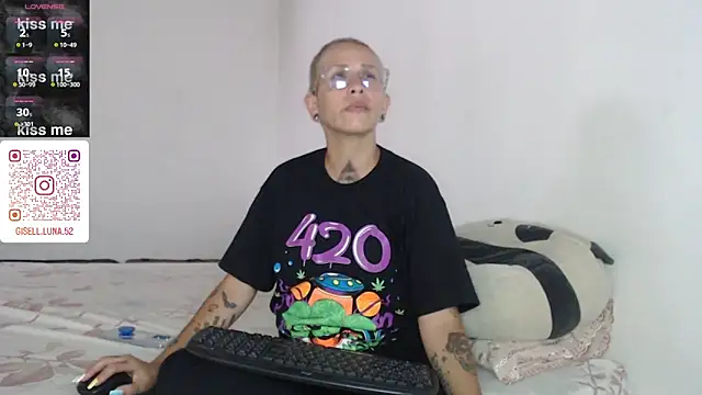 Snapshot of moon_cat85 chatting on 01-13-25, 06:16 moon cat85 online show from 01-13-25, 06:16