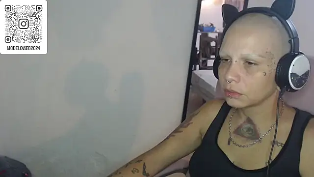 Snapshot of moon_cat85 chatting on 03-08-25, 10:24 moon cat85 online show from 03-08-25, 10:24