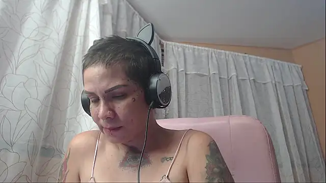 Snapshot of moon_cat85 chatting on 10-03-25, 10:07 moon cat85 online show from 10-03-25, 10:07