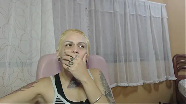 Snapshot of moon_cat85 chatting on 10-16-25, 02:56 moon cat85 online show from 10-16-25, 02:56