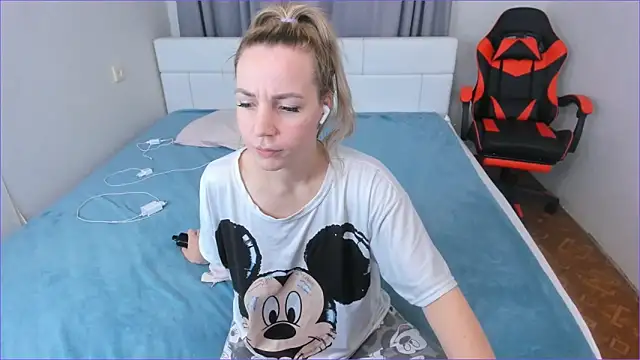 Snapshot of DreamGirl225 chatting on 11-15-25, 08:16 DreamGirl225 online show from 11-15-25, 08:16