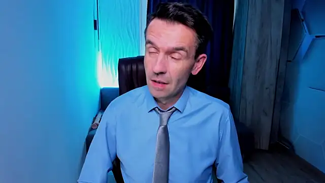 Snapshot of SteveTiger chatting on 10-13-25, 12:38 SteveTiger online show from 10-13-25, 12:38