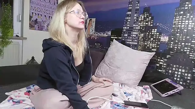 Snapshot of little-leni chatting on 01-28-25, 09:08 little-leni online show from 01-28-25, 09:08