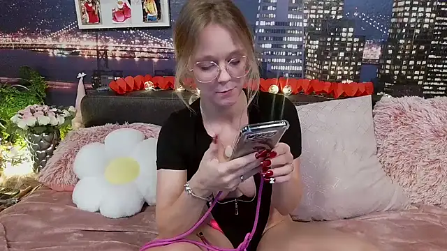 Snapshot of little-leni chatting on 02-16-25, 02:43 little-leni online show from 02-16-25, 02:43