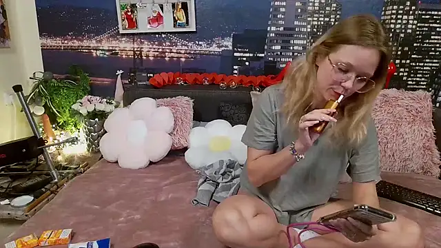 Snapshot of little-leni chatting on 02-19-25, 10:23 little-leni online show from 02-19-25, 10:23