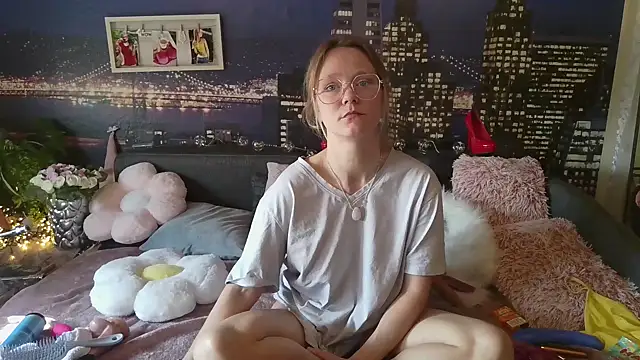 Snapshot of little-leni chatting on 03-10-25, 12:15 little-leni online show from 03-10-25, 12:15