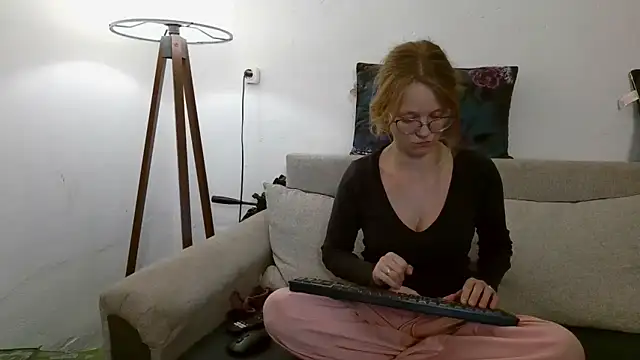 Snapshot of little-leni chatting on 09-20-25, 09:05 little-leni online show from 09-20-25, 09:05